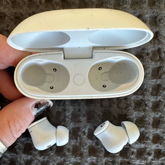 White Wireless Dre Beats - Picture 3 of 6